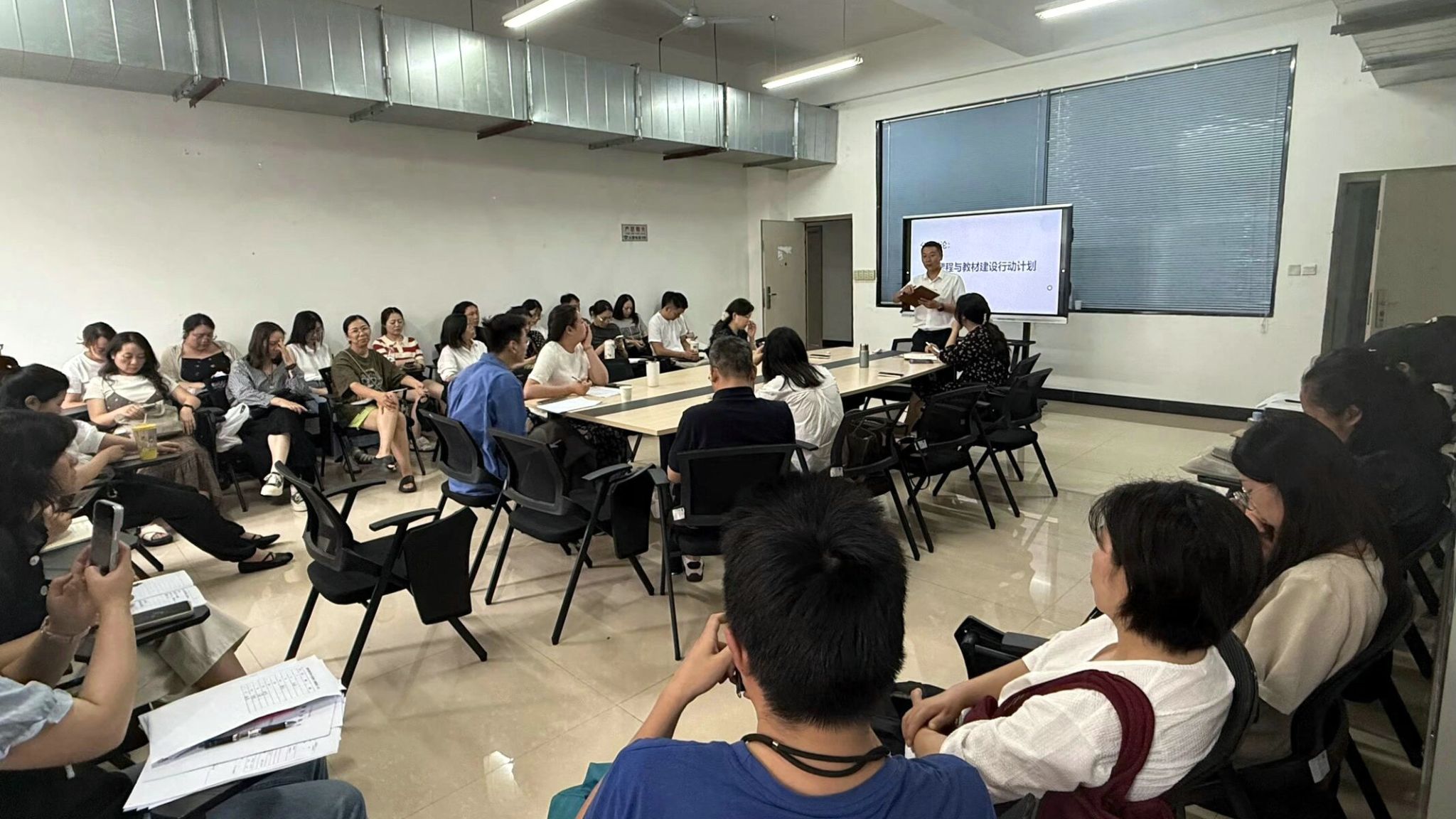 聚焦课程教材高质量发展 服装学院开展教育教学思想大讨论第四次专题研讨会